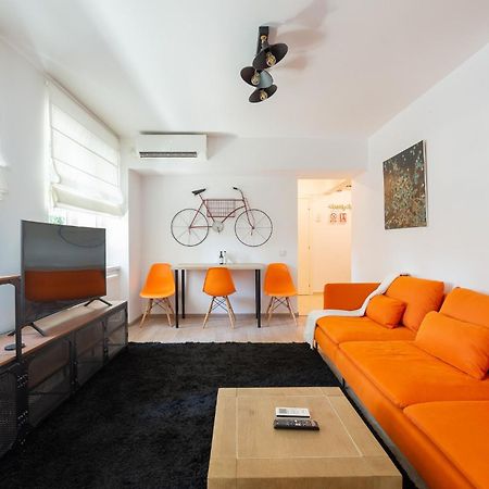 City Center-Cozy One Bedroom Apartment Bukares Bagian luar foto