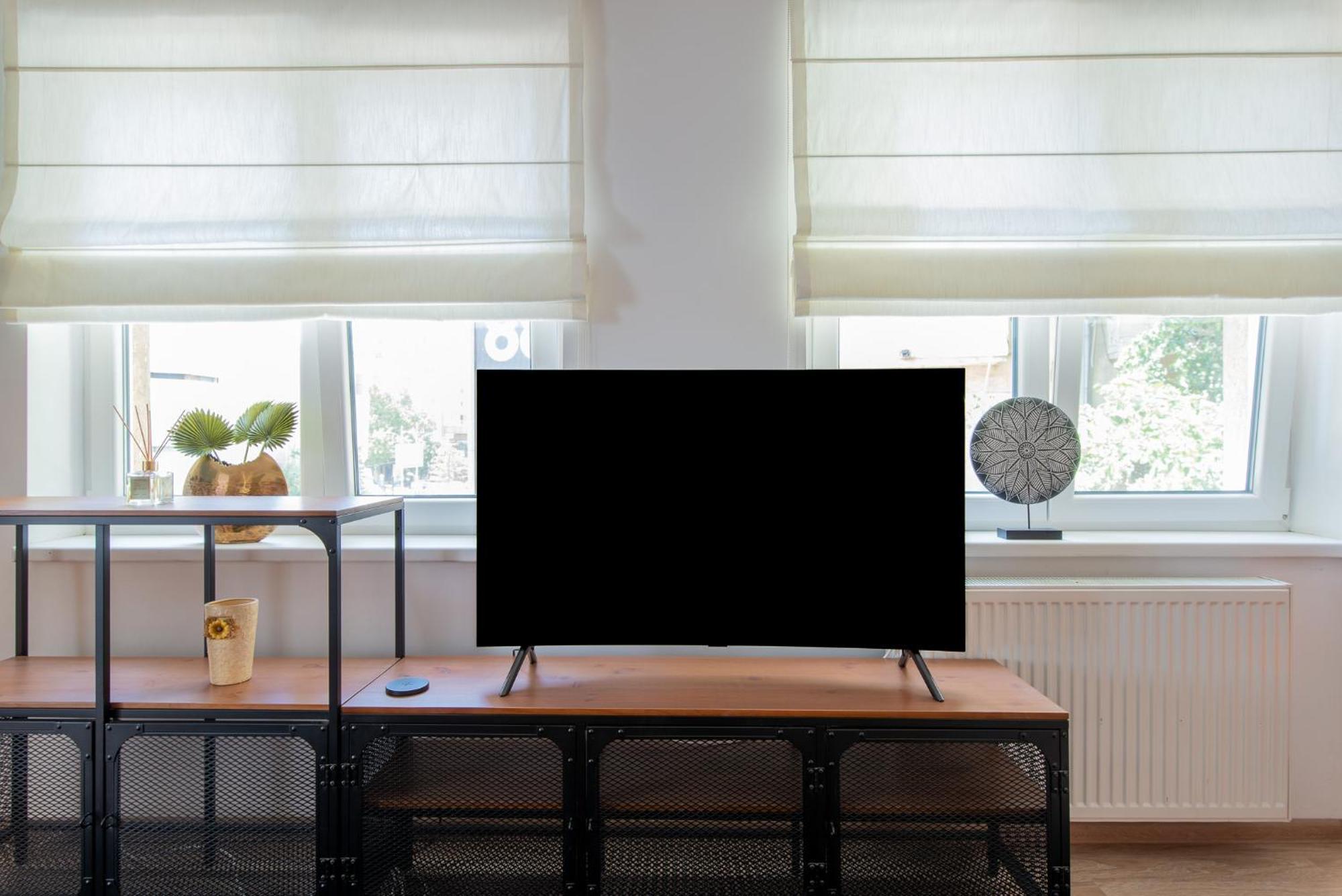 City Center-Cozy One Bedroom Apartment Bukares Bagian luar foto