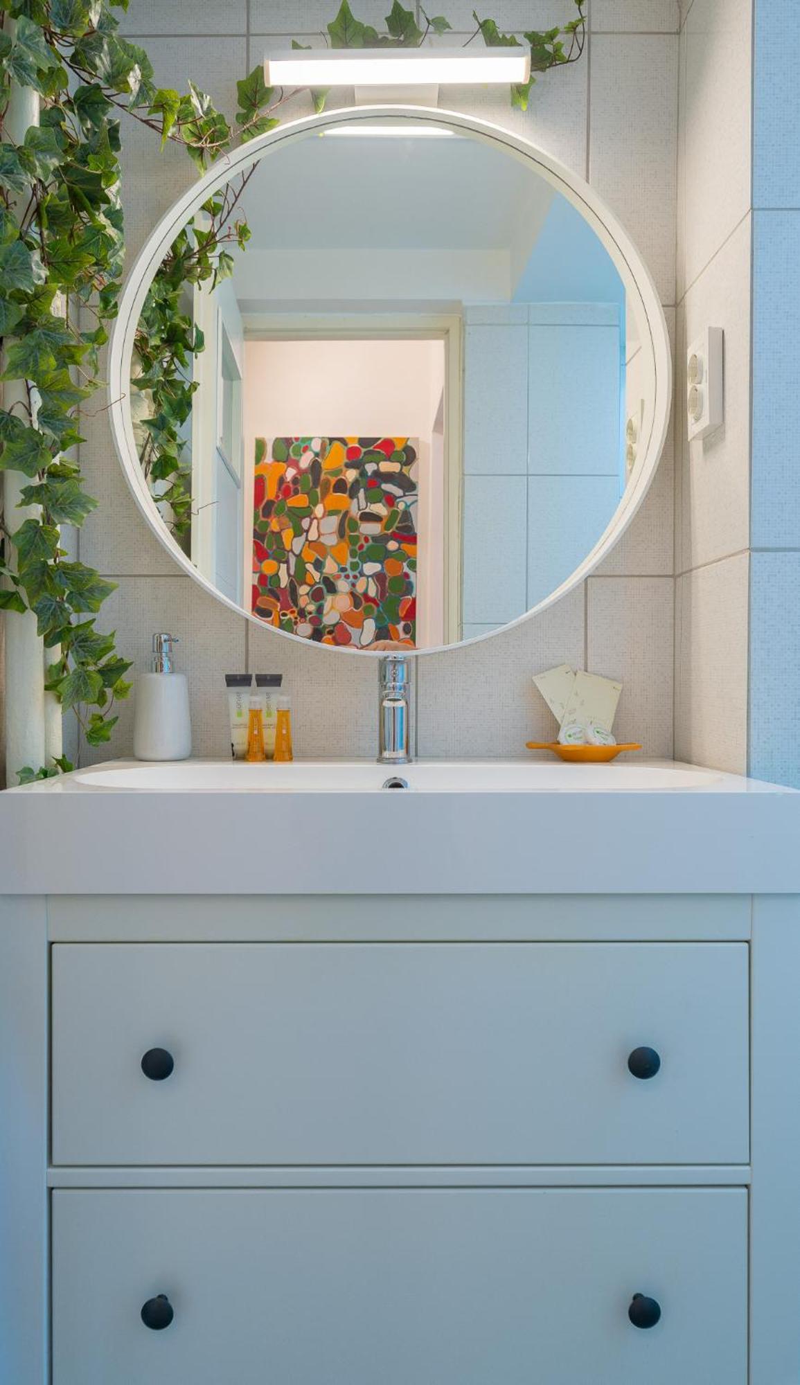 City Center-Cozy One Bedroom Apartment Bukares Bagian luar foto